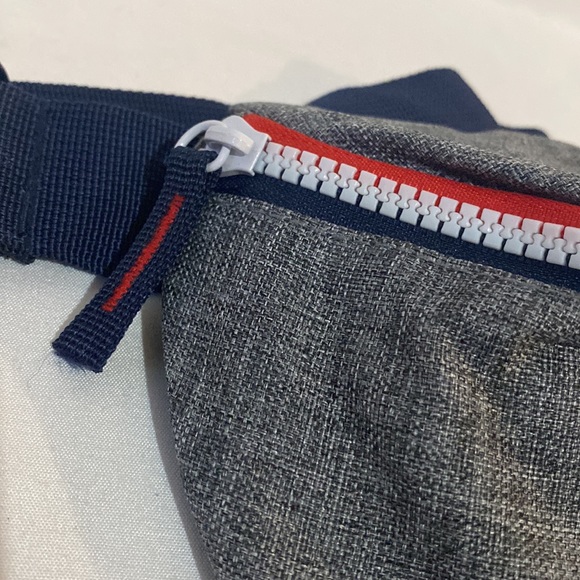 NWT Converse Fanny pack - Picture 4 of 6